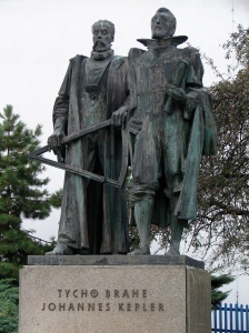 Estatua de Kepler y Brahe en: Kepler Gymnasium (high school) - Prague (Fuente)