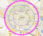 Órbitas del sistema solar si el Sol fuese una bola de fitball de 80 cm (Júpiter en azul, Saturno en blanco, Urano en morado, Neptuno en azul y el cinturón de Kuiper en blanco)
