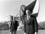Wilson y Penzias delante de la antena de radio de los laboratorios Bell