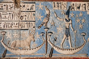 Imagen de un grabado egipcion en la que aparecen dos barcas navegando sobre un fondo de estrellas